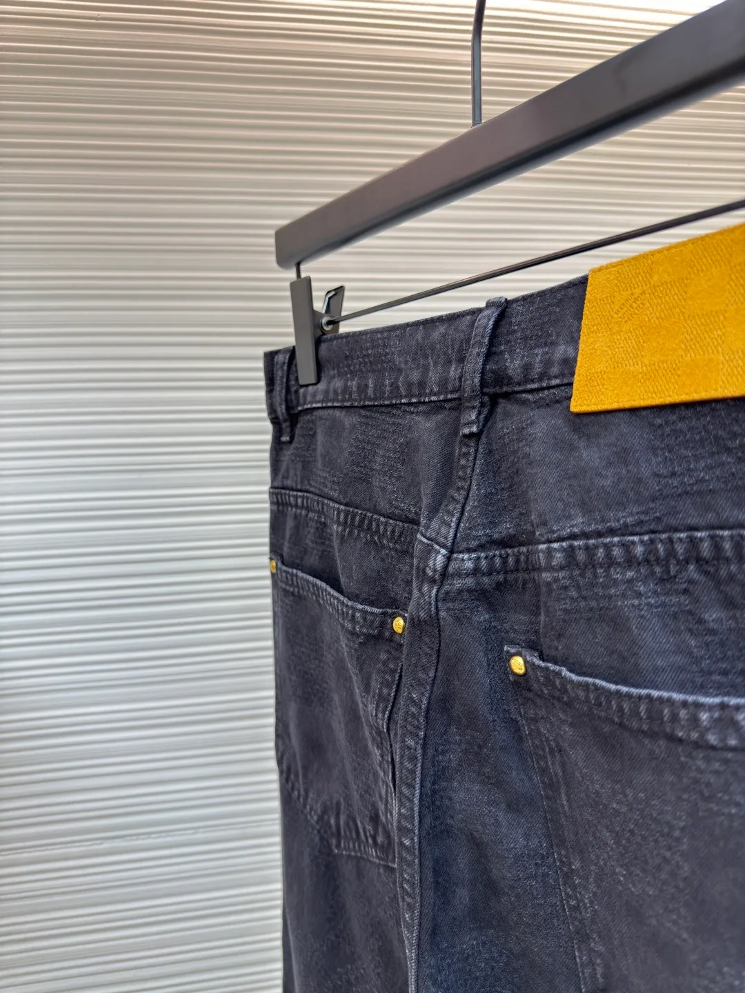 LOUIS VUITTON checkerboard denim trousers ●Authentic product: Purchased and developed by 12589 ●Item number: 1680033-B45 ●Material: denim fabric ●Technology: jacquard production ●Version: fitted version ●Weight: about 820 grams ●Size: 30-32-34-36 ●Description: Denim made with yarn-dyed jacquard technology, that is, twill weave, indigo-dyed denim. Sand washing is a post-processing process for jeans, which gives the clothes a certain fading effect and a sense of staleness after washing. Sand-washed jeans have a unique texture and feel, and the surface shows a uniform plush effect, giving people a retro and nostalgic feeling. They can be matched with tops of the same season to create a fashionable look, and can be used in various occasions. Customized accessories, complete with three standards, the same style for men and women!